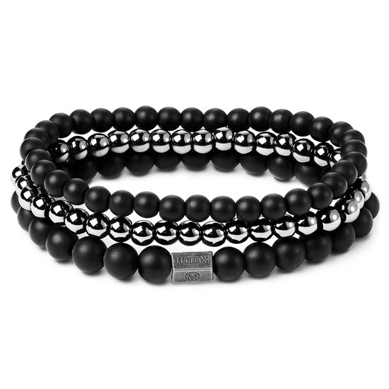 Drie gestapelde armbanden met zwarte matte en glanzende metalen kralen, inclusief een Lucleon-logo bedel.