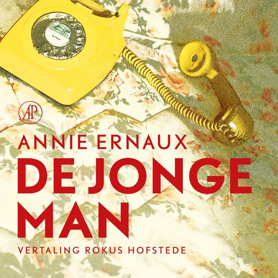 Een geel retro telefoontoestel met spiraalkabel ligt op een bloemetjesstof. Titel: DE JONGE MAN.