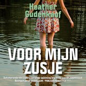 Heather Gudenkauf: VOOR MIJN ZUSJE. Een meisje in een bloemetjesjurk staat in het water.