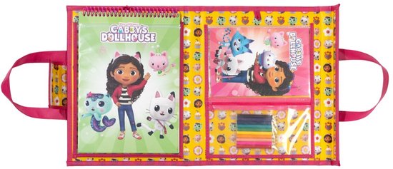 Een open Gabby's Poppenhuis creatieve tas met kleurboek, stickers en potloden.