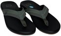 Zwarte slippers met olijfgroene banden met stiksels en een suède-achtige voering.