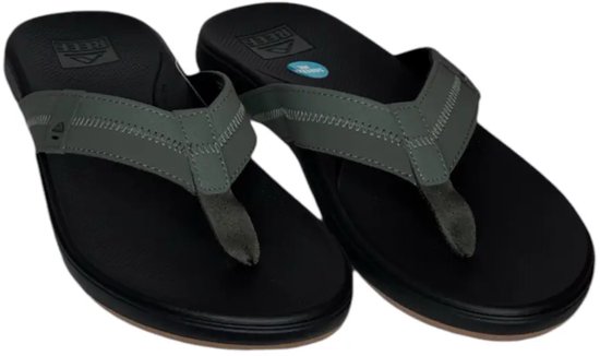 Zwarte slippers met olijfgroene banden met stiksels en een suède-achtige voering.