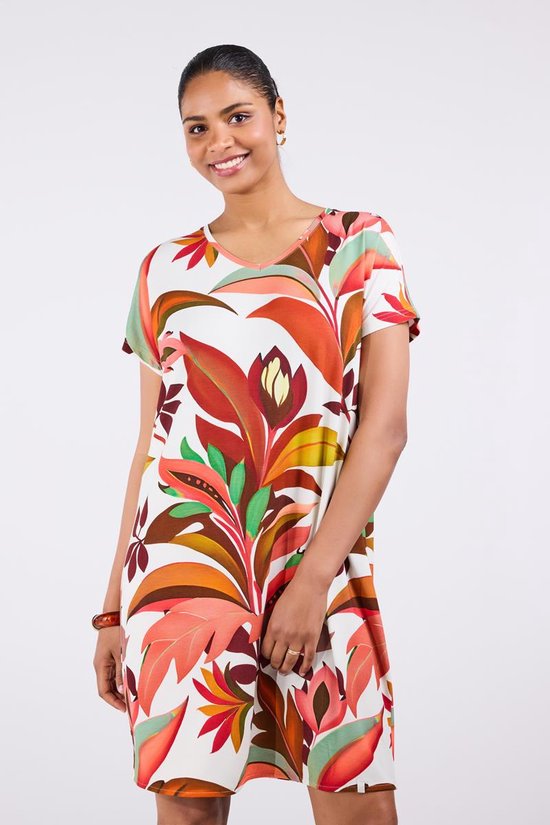 Witte jurk met korte mouwen en een levendige bloemenprint in oranje, rood, groen en bruin. Model staat van voren.