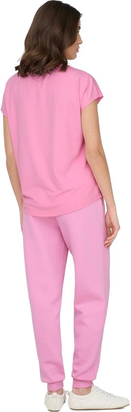 Model van achteren gezien in roze Only Play T-shirt met korte mouwen en roze joggingbroek.