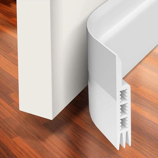 Witte tochtstrip onder een witte deur, op een houten vloer.