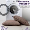 Twee bruine kussenslopen naast een wasmachine, met indicatie voor wassen op 40°C.