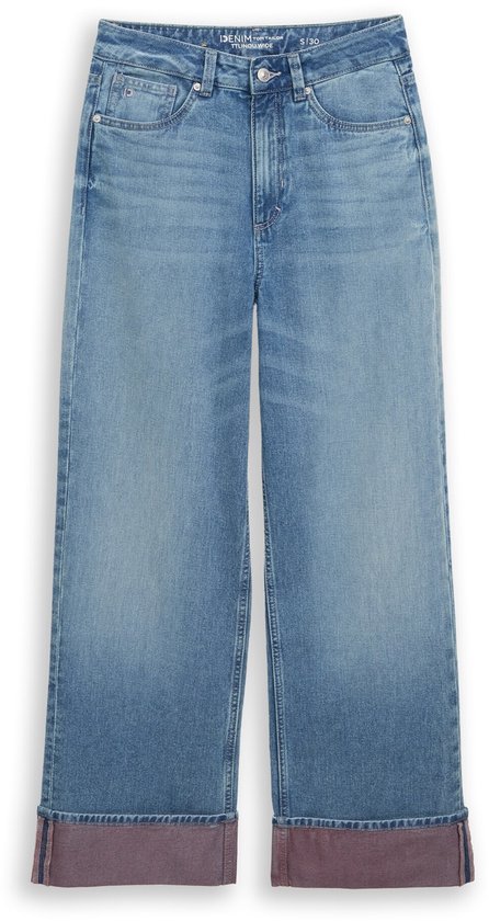 Een wijde, lichtblauwe jeans met omgeslagen zoom met roze voering.