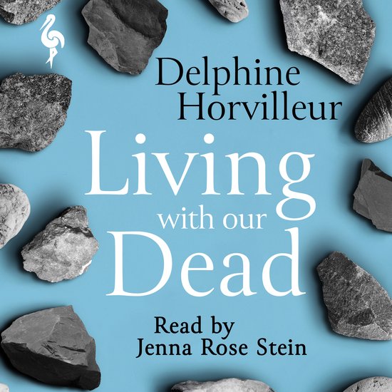 Boekomslag: Delphine Horvilleur, Living with our Dead, voorgelezen door Jenna Rose Stein, omringd door grijze stenen op blauw.
