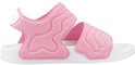 Roze Adilette kindersandaal op witte zool met klittenbandsluiting en Adidas logo.