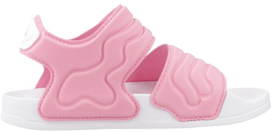 Roze Adilette kindersandaal op witte zool met klittenbandsluiting en Adidas logo.