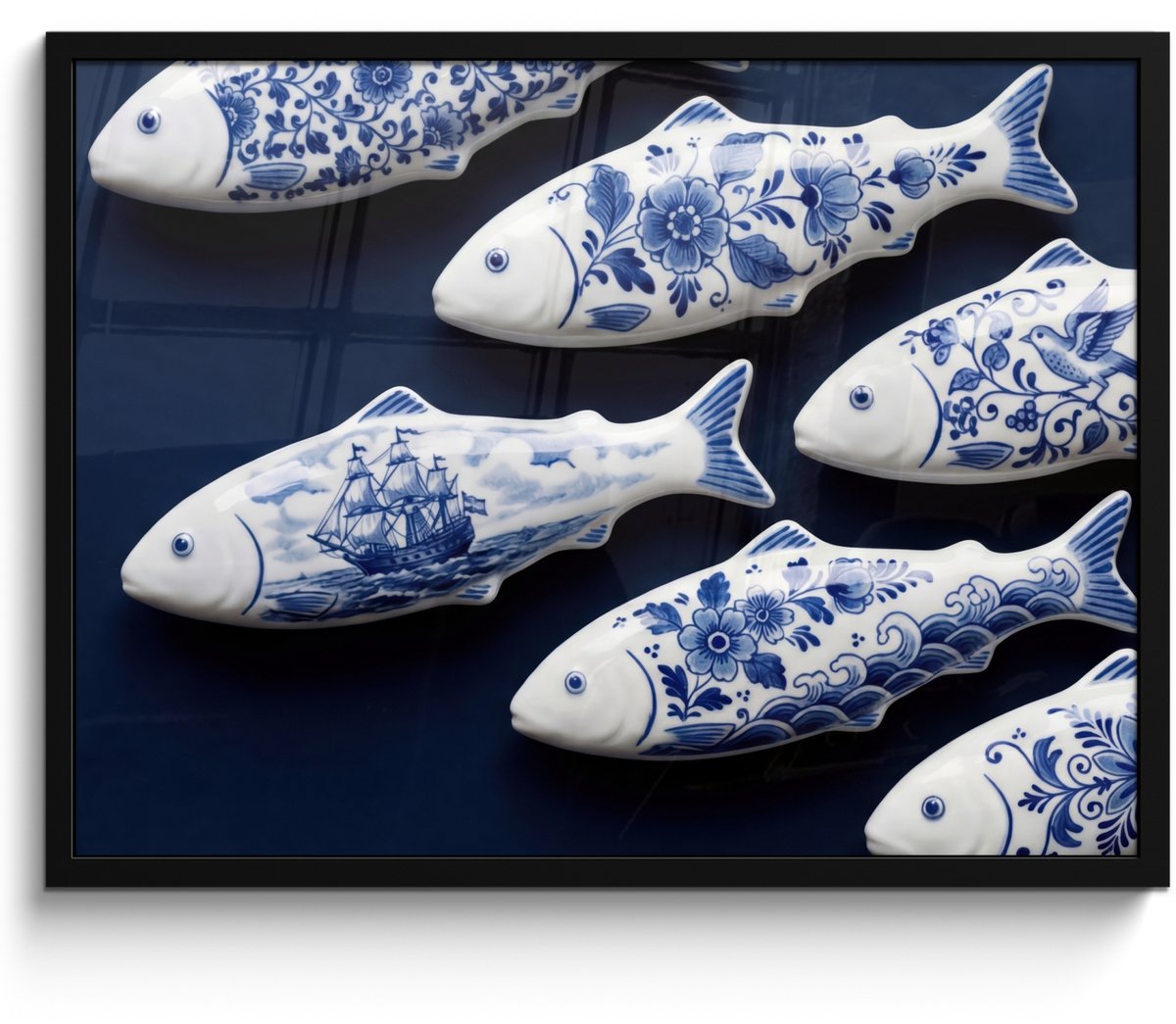 FrameYourWall Poster in lijst - Fotolijst 70x50 cm - Posters - Vissen - Delfts - Blauw - Keramiek - Posterlijst zwart - Decoratie - Wanddecoratie woonkamer - Muurdecoratie slaapkamer