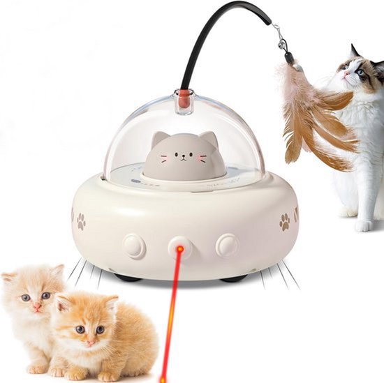 Wit kattenspeeltje met veer en laser, met een grijze kattenkop. Een witte kat met blauwe ogen en twee oranje kittens spelen ermee.