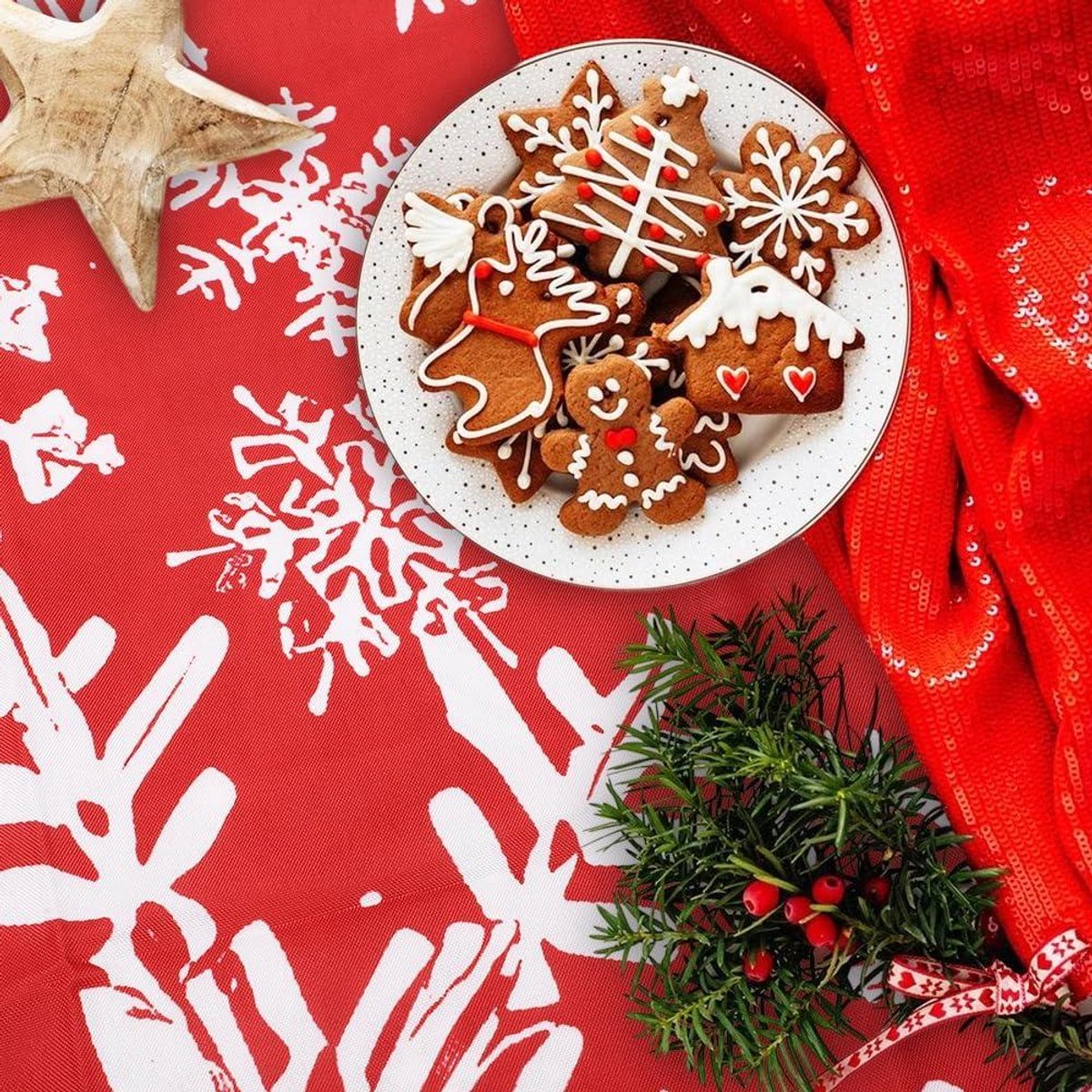 Rood winter thema tafelkleed met sneeuwpop en Kerst bomen, 140 x 180 cm