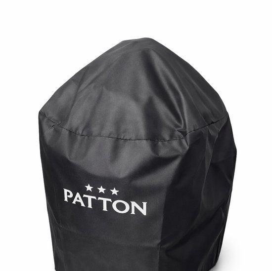 Zwarte kamado barbecuehoes met 'PATTON' logo en drie sterren, op wieltjes.