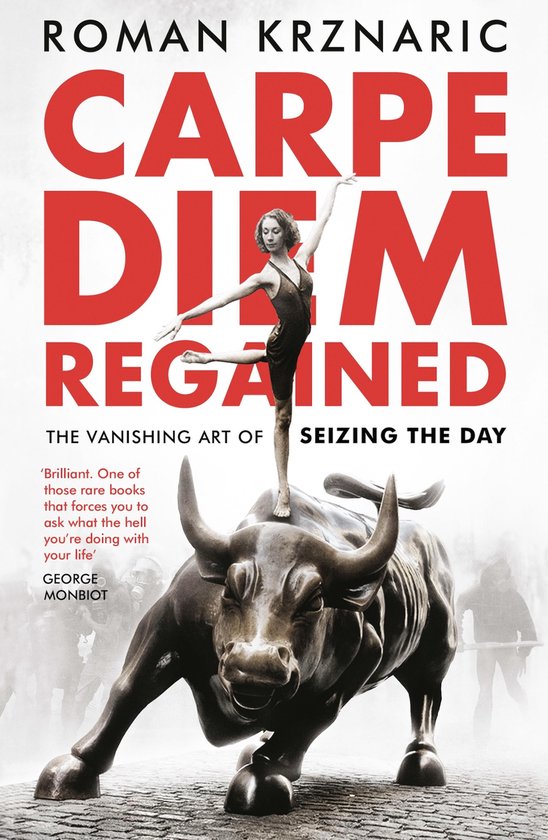 Boek 'Carpe Diem Regained' van Roman Krznaric. Een ballerina staat op een bronzen stierenstandbeeld met de tekst 'Carpe Diem Regained'.