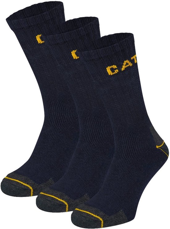 Drie donkerblauwe werksokken met gele CAT-letters en grijze en gele accenten bij de hiel en teen.