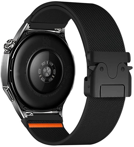 Bracelet noir en nylon sur une montre connectée, avec boucle métallique et détail orange.