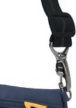Sluiting en clip van de anti-diefstal schoudertas met Pacsafe logo.