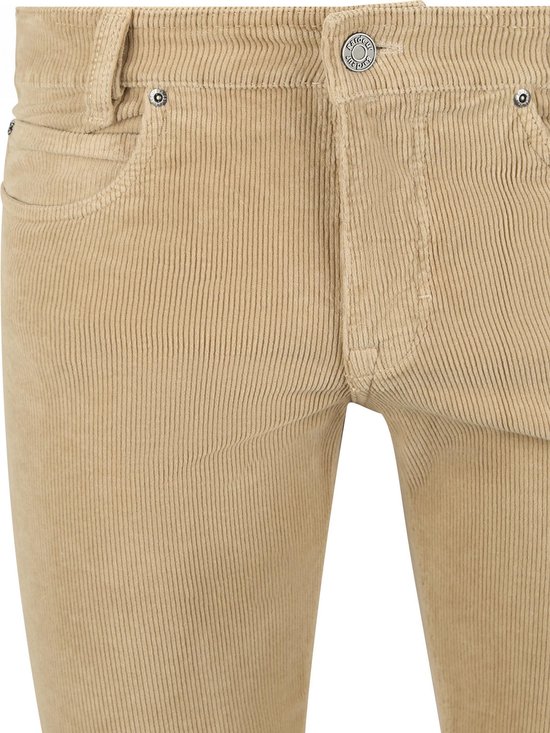 Dichtbij de voorkant van een beige corduroy broek voor heren, focus op de rits en de zakken.