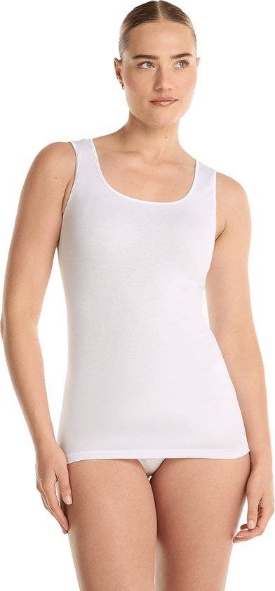 Débardeur blanc pour femme avec col rond et bretelles, porté par une mannequin.