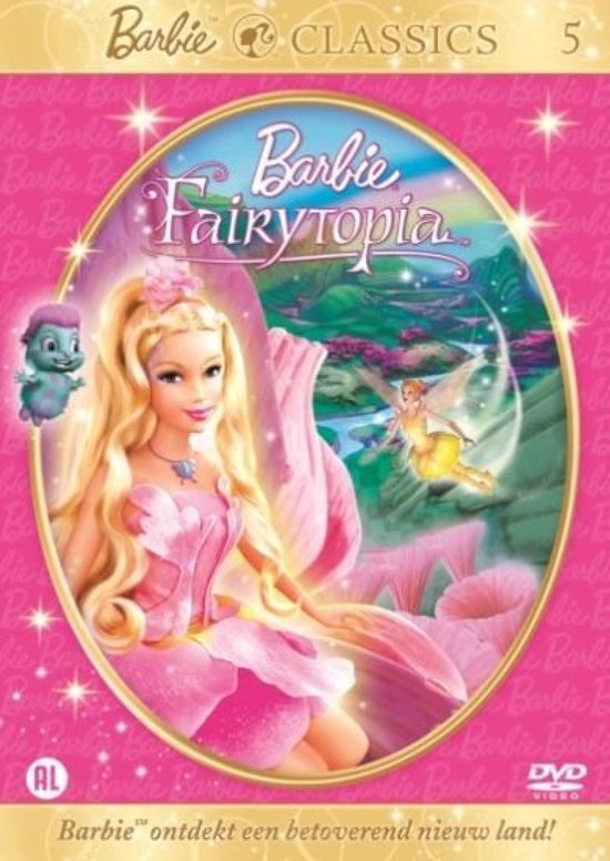 Barbie dans une robe rose avec une queue de cheval blonde, assise dans des pétales de fleurs. Une fée vole en arrière-plan. Titre: Barbie Fairytopia.