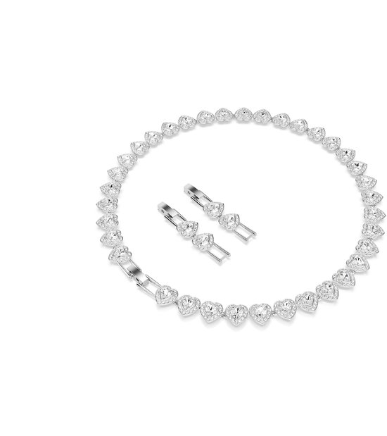 Zilverkleurige ketting met hartvormige kristallen en bijpassende oorbellen.