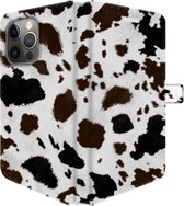 Apple iPhone 13 Pro Telefoonhoesje - Portemonneehoesje  - Met pasjeshouder - Met Dierenprint - Koeien Patroon - Donkerbruin
