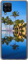 Geschikt voor Samsung Galaxy A12 hoesje - Bij Wailea Beach op Hawaii worden palmbomen gereflecteerd op het water - Siliconen Telefoonhoesje