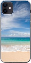 Geschikt voor iPhone 12 mini hoesje - Een tropisch strand op Hawaii waar de golven aanspoelen op - Siliconen Telefoonhoesje