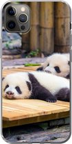 Geschikt voor iPhone 12 Pro Max hoesje - Panda's - Vloer - Hout - Siliconen Telefoonhoesje