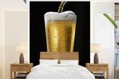 Behang - Fotobehang Heerlijk getapt biertje op een zwarte achtergrond - Breedte 195 cm x hoogte 260 cm