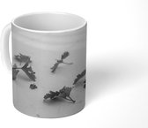 Mok - Decoratief oppervlakte met korianderbladeren - zwart wit - 350 ML - Beker