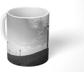 Mok - Verschillende windmolens staan op een heuvelachtig gebied in China - zwart wit - 350 ML - Beker