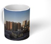 Mok - Zonnestralen op de hoge gebouwen in Urumqi - 350 ML - Beker