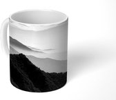 Mok - Mist tussen de silhouetten van bergen - zwart wit - 350 ML - Beker