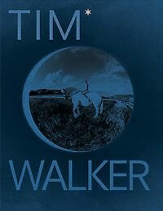 Boekomslag met "TIM WALKER" bovenaan en "SHOOT FOR THE MOON" onderaan, met een cirkelvormige afbeelding van een wit paard met een ruiter in een landschap.