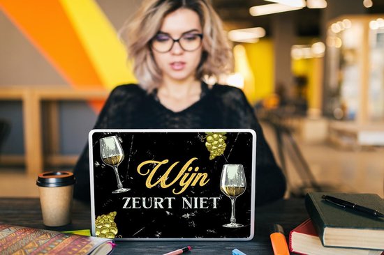 Laptop sticker - 10.1 inch - Wijn - Wijnglazen - Spreuken - 25x18cm - Laptopstickers - Laptop skin - Cover - Cadeau voor vrouw