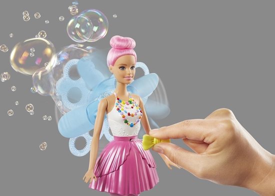 Barbie Dreamtopia zeemeermin met roze haar, witte top, roze rok en vleugels, terwijl bubbels worden geblazen.