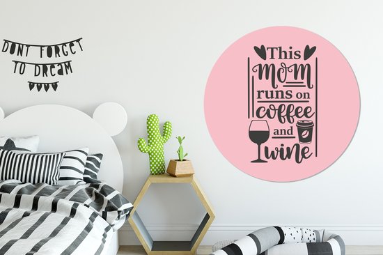 Citation de la fête des mères Cette maman court au café et au vin sur fond rose Assiette en plastique de cercle mural - ⌀ 150 cm - peinture ronde - impression photo sur cercle mural en plastique (forex) / cercle vivant / (décoration murale)