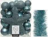 Kerstversiering kunststof kerstballen 5-6-8 cm met ster piek en folieslingers pakket ijsblauw 35x stuks - Kerstboomversiering