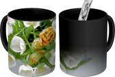 Magische Mok - Foto op Warmte Mok - Witte en oranje tulpen witte achtergrond - 350 ML