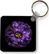 Sleutelhanger - Uitdeelcadeautjes - Een purper bloem die is afgebeeld is tegen zwarte achtergrond - Plastic