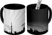 Magische Mok - Foto op Warmte Mok - tekening van de skyline van Toronto met een blauwe achtergrond - zwart wit - 350 ML