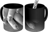 Magische Mok - Foto op Warmte Mok - Vlinder creatie op nagels - zwart wit - 350 ML