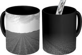 Magische Mok - Foto op Warmte Mok - Landbouwgrond onder een blauwe hemel - zwart wit - 350 ML