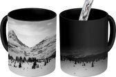 Magische Mok - Foto op Warmte Mok - Winterlandschap in het Nationaal park Banff in Noord-Amerika - zwart wit - 350 ML