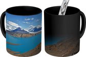 Magische Mok - Foto op Warmte Mok - Uitzicht op een grote valleigletsjer met op de voorgrond een helderblauw meer - 350 ML