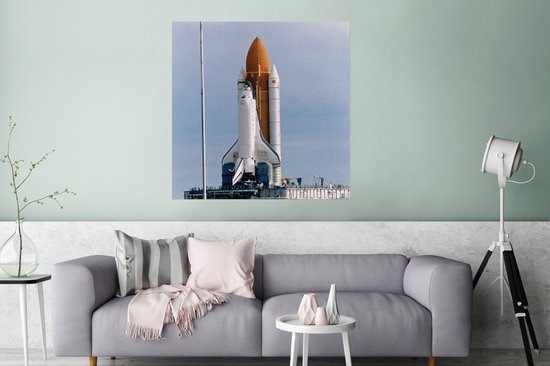 Poster Une navette spatiale sur la rampe de lancement avec le drapeau américain - 75x75 cm