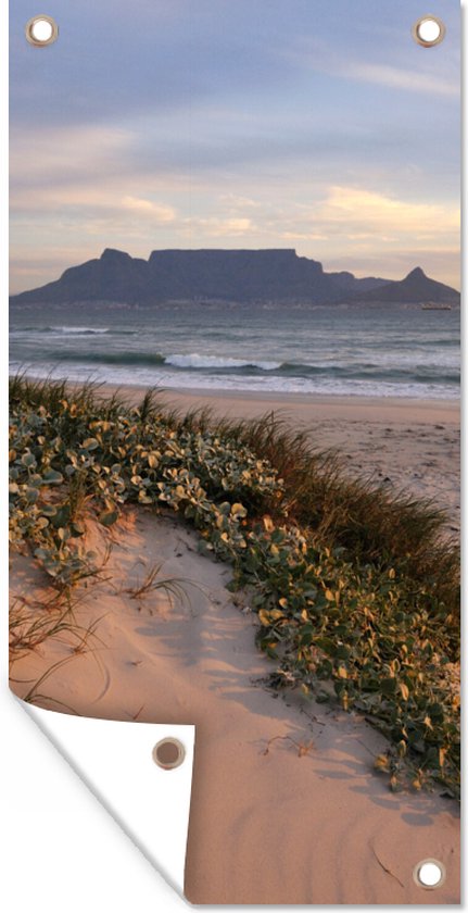 Tuinposter Strand en de zee met op de achtergrond de Tafelberg - 30x60 cm - Tuindoek - Buitenposter