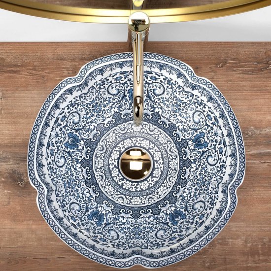 Bovenaanzicht van een wastafel met bloemvormige rand, versierd met blauw-witte patronen.